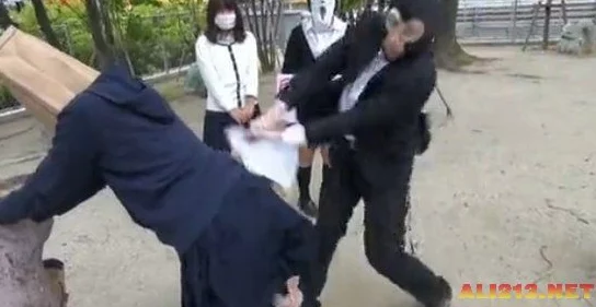 日本老师扒裙子打屁股的视频原来是学生恶作剧的整蛊计划