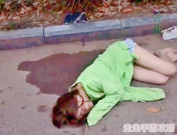 偷拍共厕妇女撒尿视频 这部影片引发了广泛讨论，关注隐私权与公共场所安全问题，值得一看以了解社会现象。