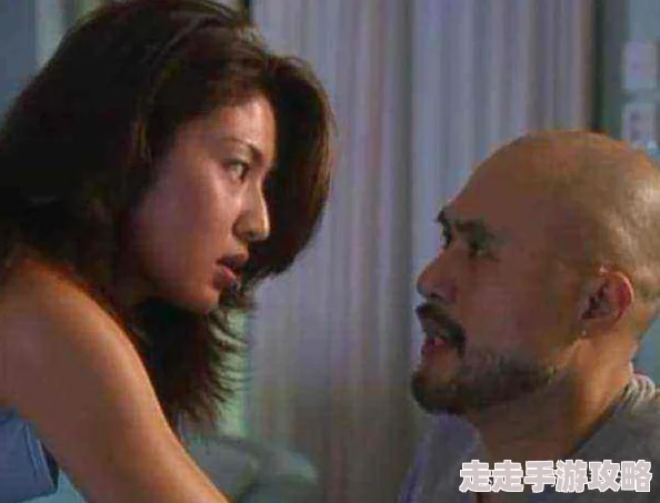 日本三级香港三级人妇三个月情节老套但演员表现出色