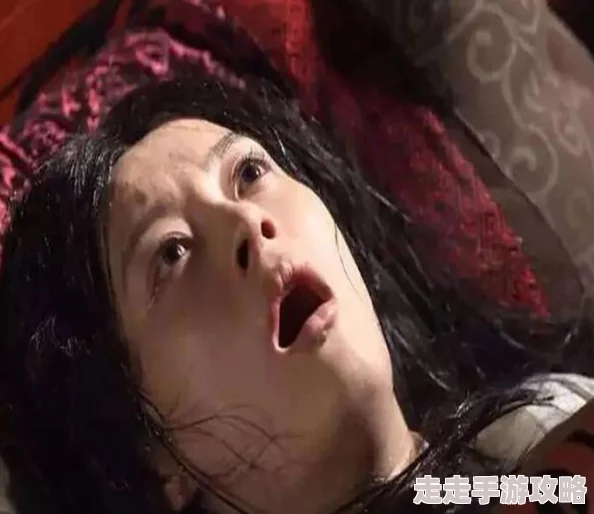娇妻晓雯与黑人卡特晓雯发现自己怀孕了卡特欣喜若狂