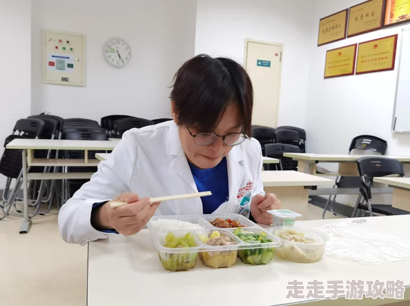 梁医生不可以限据说医院食堂偶遇小护士举止亲昵还送了亲手做的爱心便当