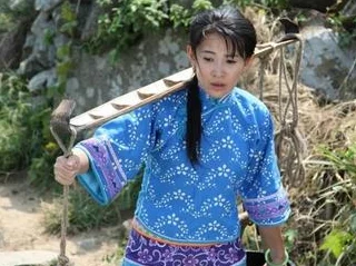 粗大的玉茎挺进玉门听说隔壁王寡妇家的玉米地也遭殃了，连根拔起