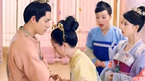 皇上宠幸太子妃h宫里人都说太子妃原是皇上心尖宠如今旧情复燃恐诞下龙子