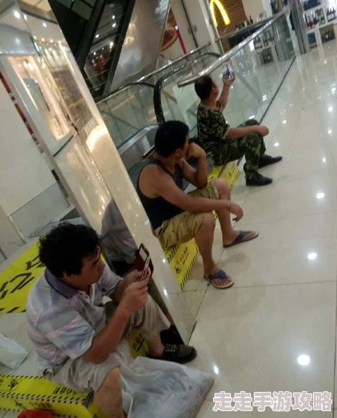 胆大搓澡工GaysexChinese服务员偷拍视频流出引警方调查