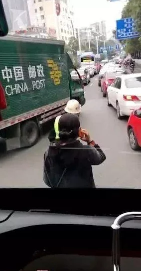 短裙公车被强好爽H吃奶视频网友谴责：令人作呕，应严惩不贷