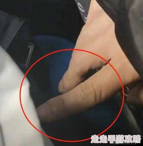 坐公交遇咸猪手曝光此人衣着特征蓝白条T恤戴黑框眼镜