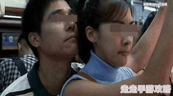 坐公交遇咸猪手曝光此人衣着特征蓝白条T恤戴黑框眼镜